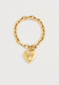 Χρυσή αλυσίδα βραχιόλι με περλίτσα σε σχήμα καρδιάς και μικρή στρογγυλή γοητεία, σε απλό φωτεινό φόντο.