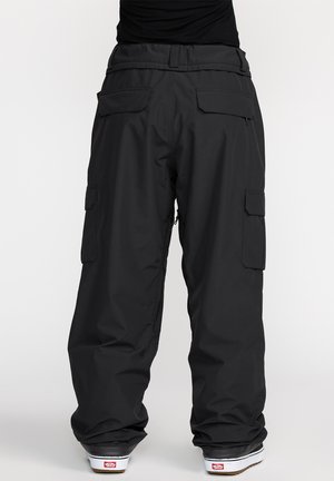 Pantaloni cargo neri con una vestibilità comoda, due tasche laterali e un tessuto liscio e resistente all'acqua. Presentano vita regolabile e chiusura con cerniera.