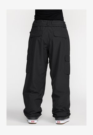 Pantaloni cargo neri con una vestibilità comoda, due tasche laterali e un tessuto liscio e resistente all'acqua. Presentano vita regolabile e chiusura con cerniera.