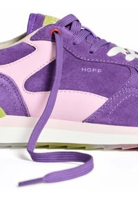 Botte en suède violette et rose avec des lacets blancs, des accents texturés, une semelle verte et le nom de la marque "HOFF" imprimé sur le côté.