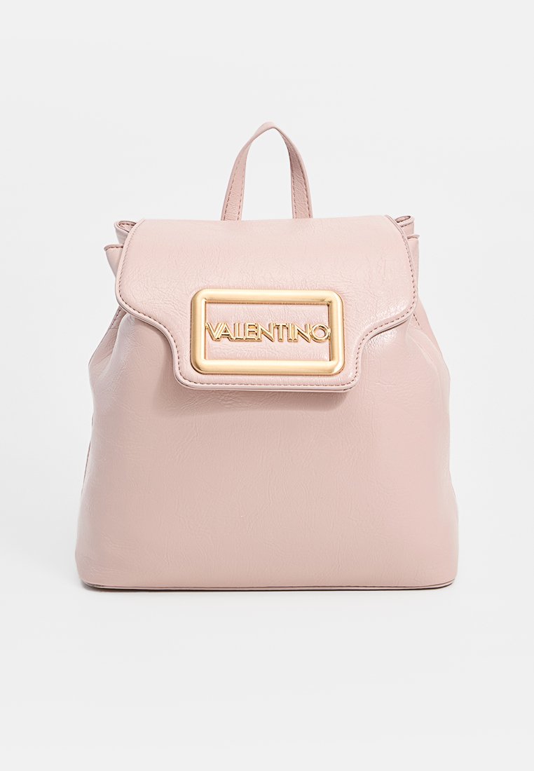 Rosa Leder-Rucksack mit strukturierter Oberfläche, Klappenverschluss und einem goldenen rechteckigen Hardware-Element mit "VALENTINO"-Logo.