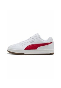 Hvide lavtop sneakers med en rød stribe på siden, hvide snørebånd og en brun sål, set fra ydersiden.