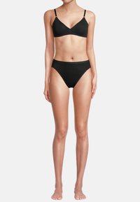 Schwarzes Bikini-Set mit einem triangularen Bralette mit dünnen Trägern und passendem hochgeschnittenen Unterteil. Glattes Material ohne sichtbare Muster oder Verzierungen.