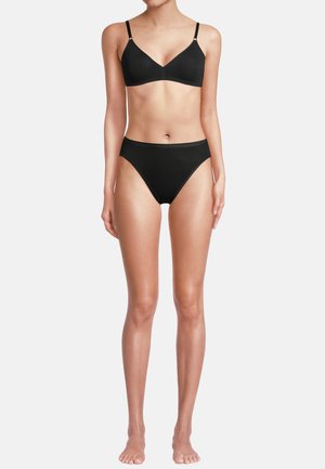Set di bikini nero composto da un reggiseno a triangolo con spalline sottili e culotte a vita alta abbinate. Tessuto liscio senza motivi o embellimenti visibili.