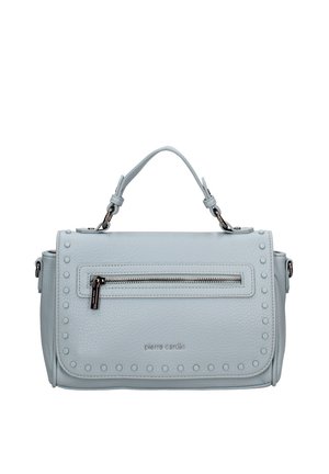 Sac à main en cuir bleu clair avec poignée supérieure, poche zippée à l'avant, clous ronds décoratifs le long des bords et nom de la marque "pierre cardin" embossé.
