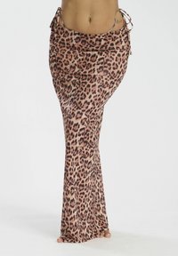 Falda maxi de estampado de leopardo hecha de una tela suave, con una silueta ajustada, lazos laterales y un diseño fluido. Realzada con un detalle de hardware dorado.