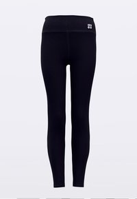 Mustad retuusid, mis on valmistatud venivast ja siledast materjalist, kõrge vöökohaga ning "HUGO" logo valgega tagaküljel.