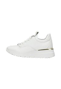Witte sportieve schoen met een glad leren bovenwerk, decoratieve perforaties, vetersluiting en een metallic gouden accent op de hiel.