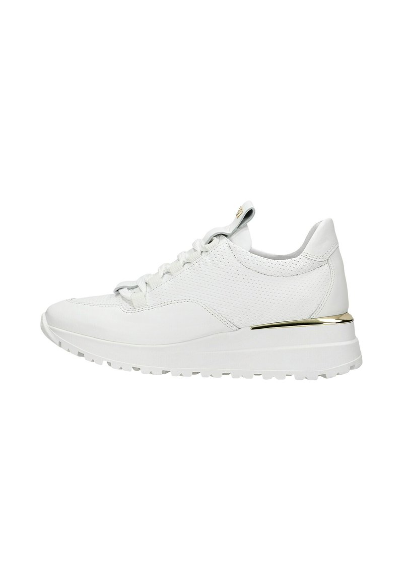 Witte sportieve schoen met een glad leren bovenwerk, decoratieve perforaties, vetersluiting en een metallic gouden accent op de hiel.