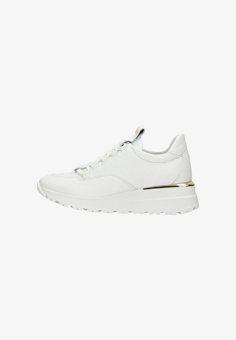 Witte sportieve schoen met een glad leren bovenwerk, decoratieve perforaties, vetersluiting en een metallic gouden accent op de hiel.