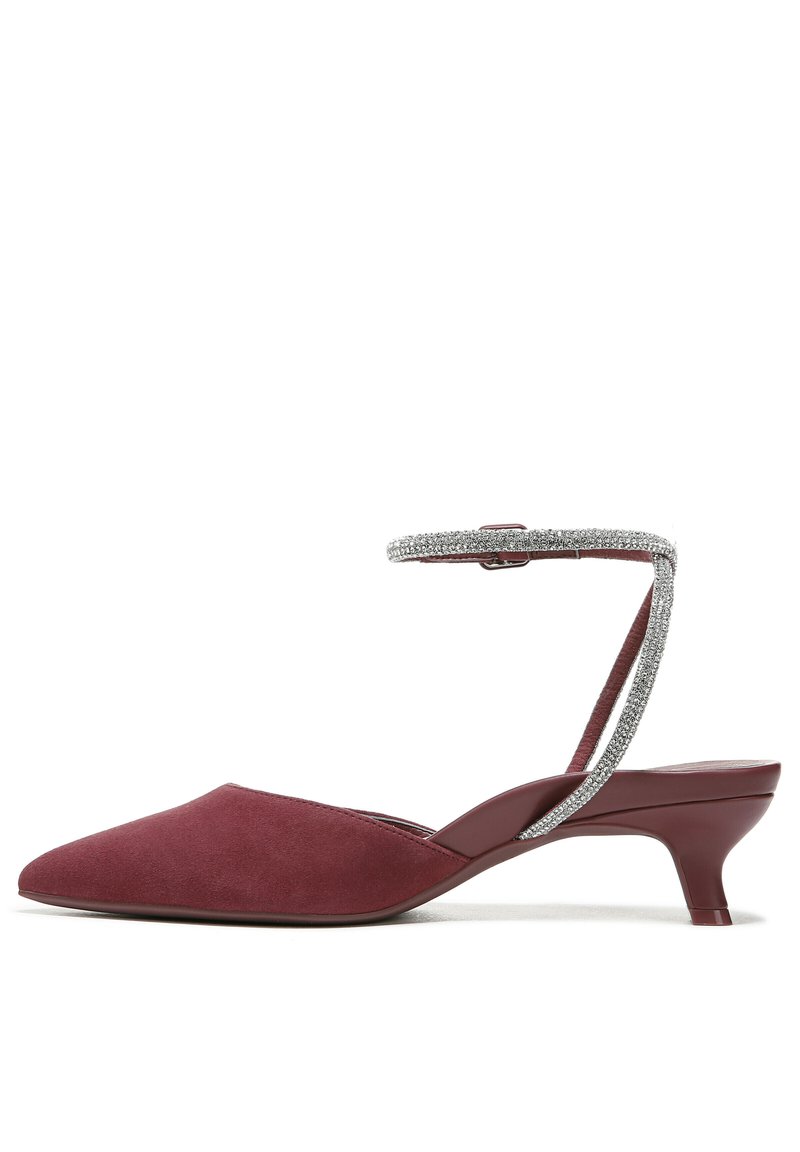 Bordeaux suède slingback schoenen met een spitse neus, lage hak en een glinsterende zilveren enkelband voor extra detail.