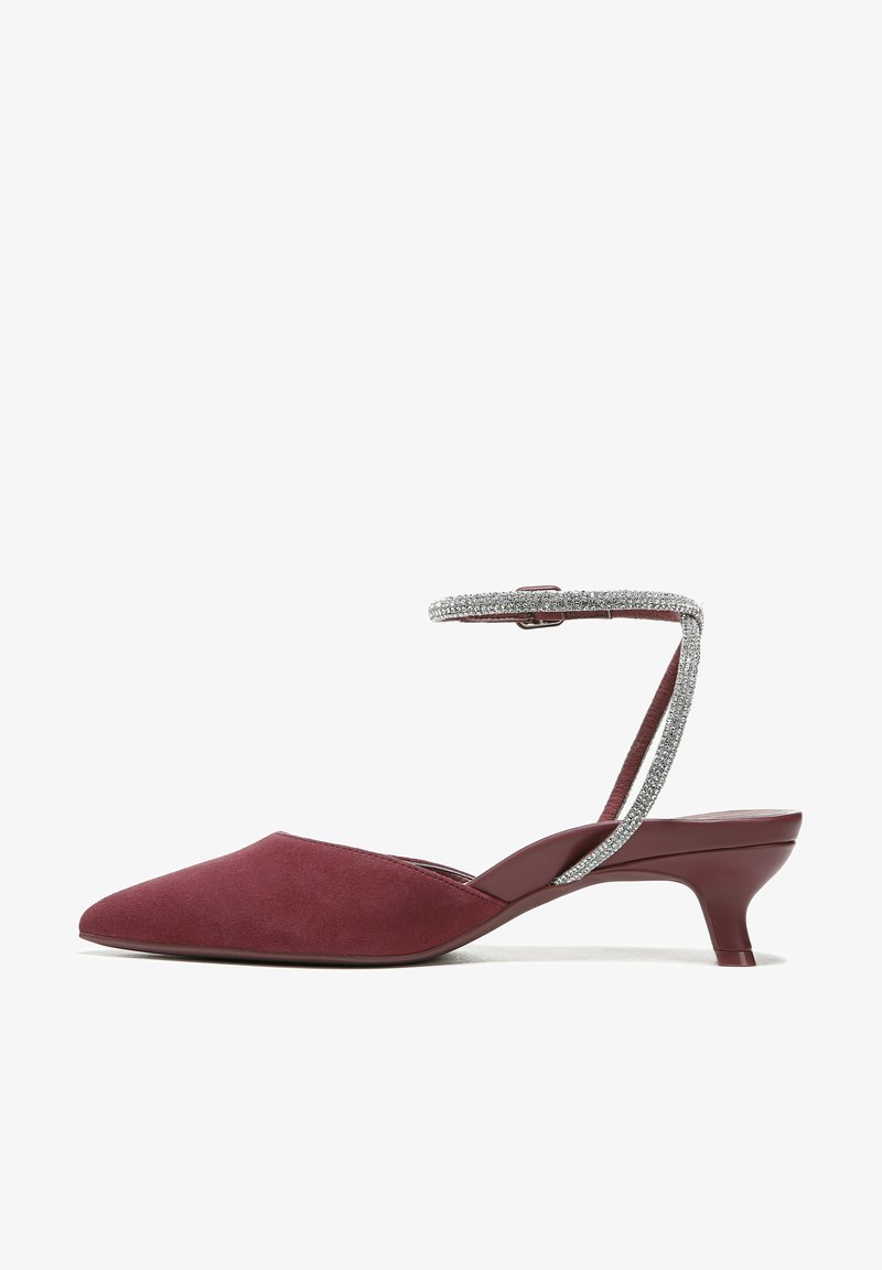 Bordeaux suède slingback schoenen met een spitse neus, lage hak en een glinsterende zilveren enkelband voor extra detail.