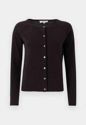 Cardigan noir en tissu doux, avec des manches longues, un col rond et une fermeture à boutons à l'avant avec six boutons de couleur claire.