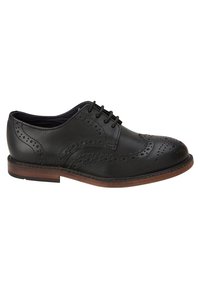 Chaussure habillée en cuir noir avec des détails de brogue, bout rond et semelle en bois brun. Présente un design à lacets et des perforations décoratives.