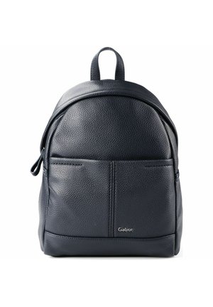 Zwarte rugzak van getextureerd leer met voorvak, rits, bovenhandvat en een klein zilverkleurig Gabor-logo onderaan in het midden.