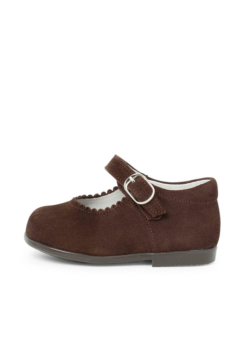 Braune Wildleder-Mary-Jane-Schuhe mit gewelltem Rand und Schnallenriemen, flacher Sohle und runder Zehenpartie, entworfen für Kinder.