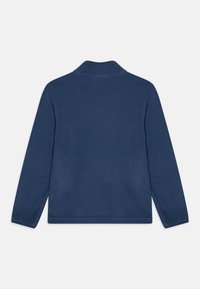 Giacca in pile blu navy con colletto alto, maniche lunghe e una texture liscia. Design semplice e senza fronzoli, privo di motivi o accessori.