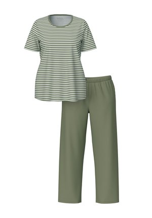 Zelený a bílý pruhovaný krátký rukáv top v kombinaci s olivově zelenými volnými kalhotami s elastickým pasem.