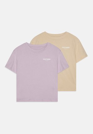 Två kortärmade t-shirts i lila och beige. Har rund halsringning och textlogotypen 'CULTURED' i vitt på vänster bröst. Tillverkat av bomull.