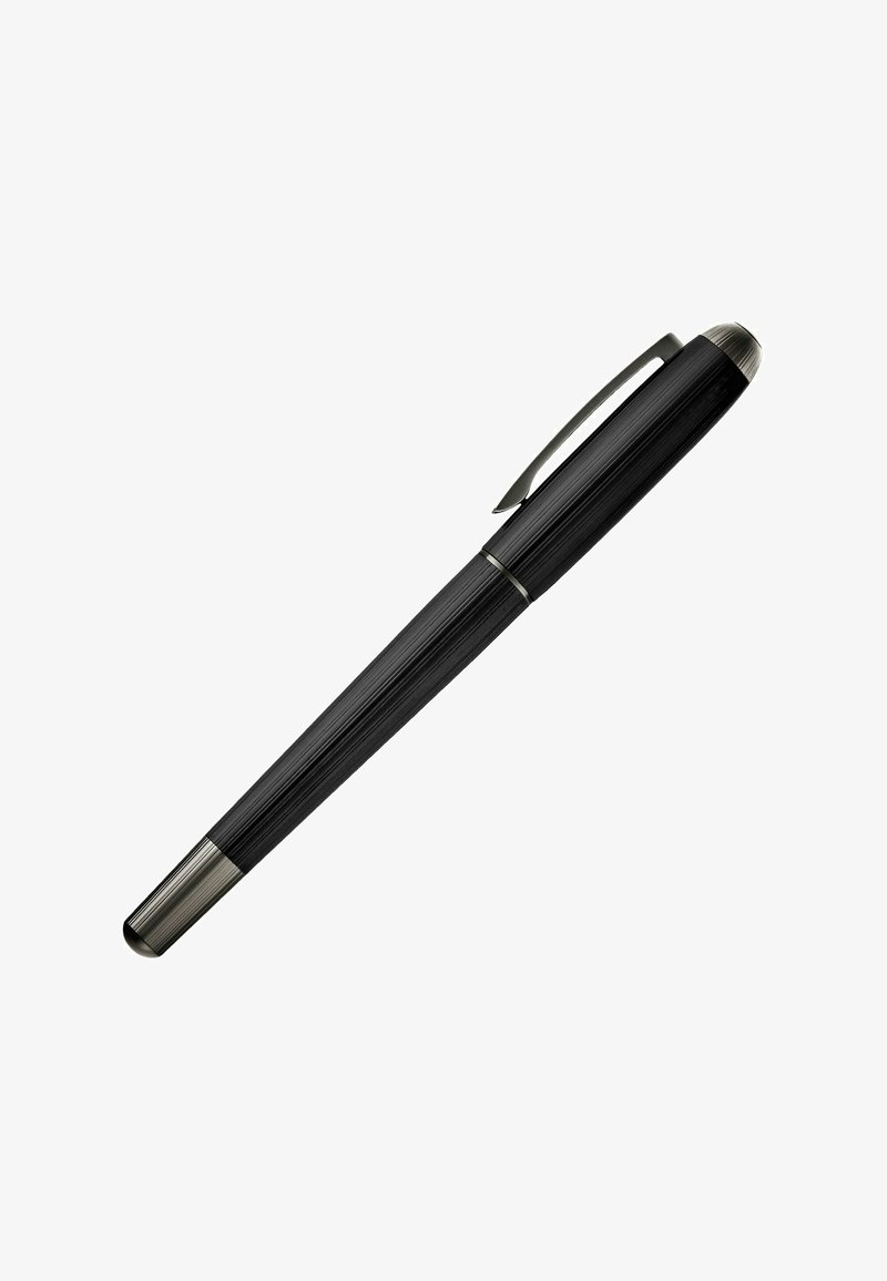 Stylo plume noir avec accents argentés, texture côtelée et clip sur le capuchon, isolé sur fond blanc.