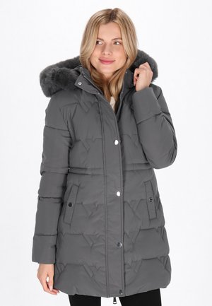 Parka grigia imbottita con cappuccio in pelliccia sintetica. Presenta bottoni a pressione, due tasche laterali e texture trapuntata. Vita regolabile.