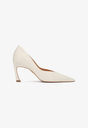 Off-white spids tå højhælet sko med unik buet blokhæl og glat læderfinish, vist fra siden på en hvid baggrund.