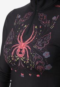 Maglia sportiva nera a maniche lunghe con un design colorato di ragno e fiori. Include un colletto con zip a un quarto e un tessuto liscio e elasticizzato.