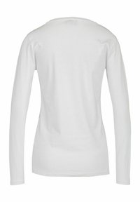 Long-sleeve white shirt made of soft cotton, featuring a crew neckline and a fitted silhouette, with clean seams and a smooth texture.