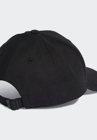 Gorra de béisbol negra con forma estructurada, hecha de un tejido resistente, que cuenta con agujeros de ventilación, una correa ajustable y un visor clásico.