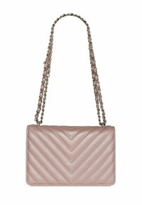 Różowa torebka pikowana w wzór zygzak, z metalowym łańcuszkiem w srebrnym odcieniu i eleganckim prostokątnym kształtem. Gładka skórzana struktura.