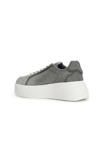 Szare sneakersy o teksturowanej powierzchni z masywną białą podeszwą. Charakteryzują się gładkim wykończeniem i tradycyjnym systemem sznurowania. Widok z boku, bez widocznego logo.