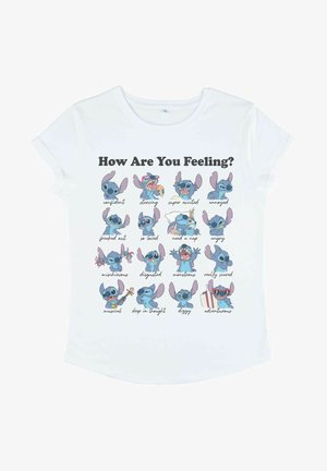 Hvid t-shirt med korte ærmer, der viser flere farverige Stitch karakterillustrationer med forskellige udtryk samt sætningen "Hvordan har du det?"