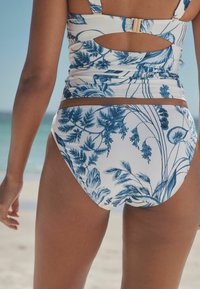 Mėlynas gėlių rašto bikini su aukštu liemeniu, turintis iškirptę nugaros dalyje. Pagamintas iš lygaus, tamprumo audinio, tinkamo maudymosi kostiumėliui.
