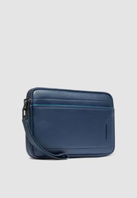 Clutch in pelle blu con texture liscia, chiusura con zip, tasca frontale e strap per il polso. Presenta cuciture sottili e dettagli del logo del marchio.