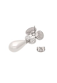 Silberne blumenförmige Ohrringe mit durchbrochenen Blütenblättern und einem tropfenförmigen Perlenakzent; mit einer kleinen silbernen Rückseite.