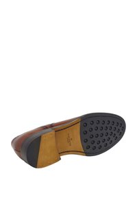 Suela de zapato de cuero marrón con una suela de goma que presenta agarres circulares; incluye un acento beige en el talón y un detalle de logo embossado.