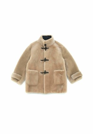 Beige kunstpelsfrakke med mandarinkrave, sorte toggle-lukninger, store forlommer og omviklede manchetter. Blød, struktureret overflade.