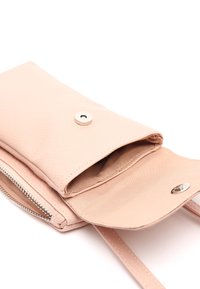 Portafoglio in pelle rosa con finitura testurizzata, chiusura a scatto e scomparto con zip. L'interno è foderato in un tessuto liscio.