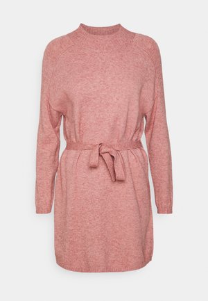 Strikket kjole i myk rosa med høy hals, lange ermer, og et matchende belte i midjen. Har en avslappet passform og ribbestrikkede mansjetter.