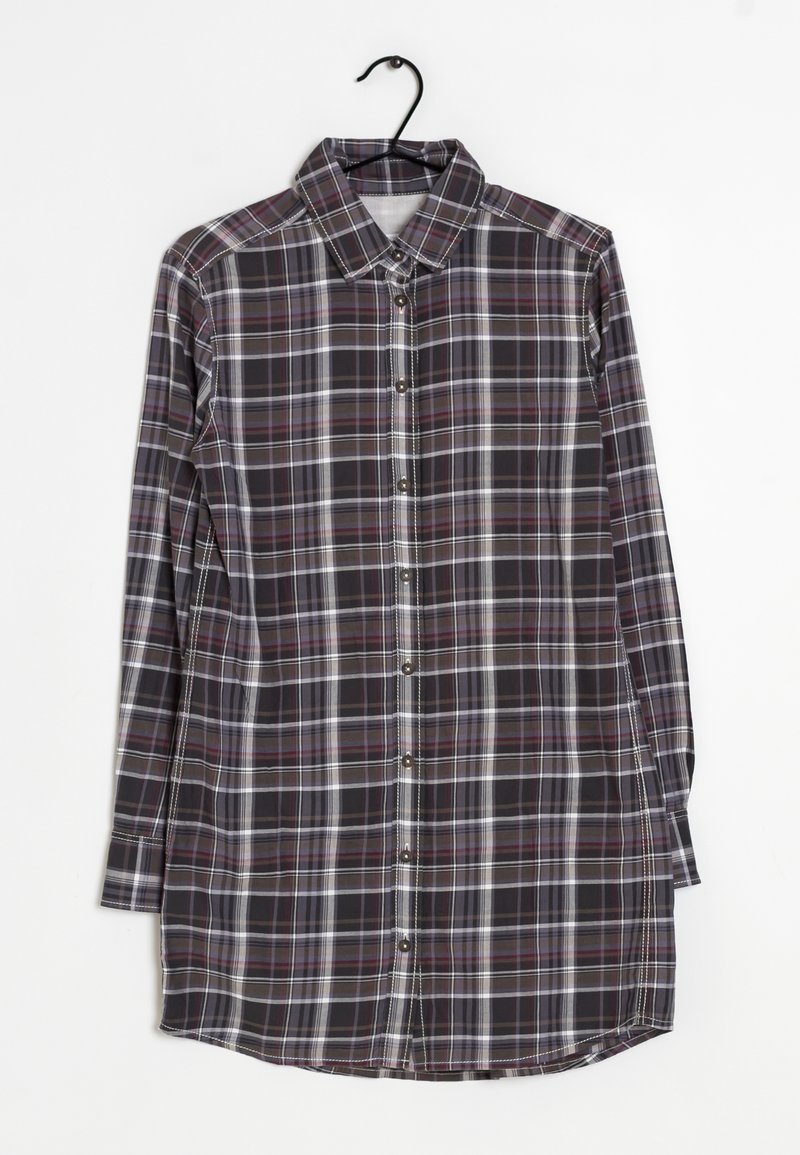 Károvaná košile s dlouhým rukávem v černých, šedých a fialových odstínech; obsahuje špičatý límec, zapínání na knoflíky a zakřivený lem se rovním střihem.