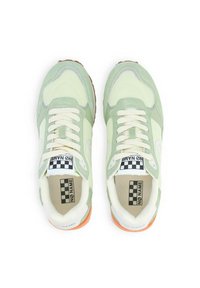 Sneakers verdi e crema con materiali in rete e suede, lacci bianchi e suole arancioni. Logo a scacchi sulla linguetta.