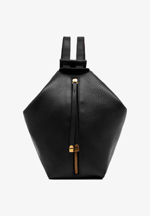 Borsa in pelle nera con una forma geometrica unica, dotata di una chiusura centrale con zip dorata e due tracolle regolabili. Superficie testurizzata.