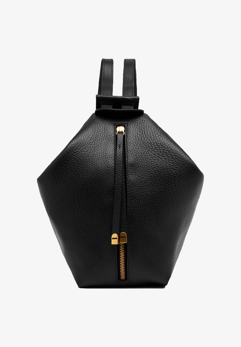 Borsa in pelle nera con una forma geometrica unica, dotata di una chiusura centrale con zip dorata e due tracolle regolabili. Superficie testurizzata.