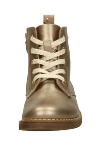 Gouden metallic enkellaarzen met beige veters, bovenwerk van gestructureerd leer, ronde neus en een stevige rubberen zool. Accenten met gouden oogjes.