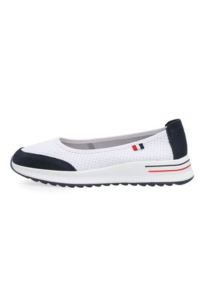 Hvid perforeret slip-on sneaker med sorte ruskind detaljer på tå og hæl, en hvid sål med sort mønster og rødt, hvidt og blåt flagdetalje på siden.