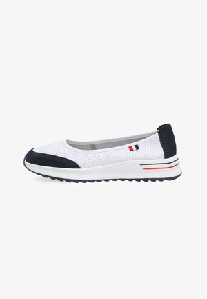 Białe perforowane wsuwane sneakersy z czarnymi zamszowymi akcentami na nosku i pięcie, białą podeszwą z czarnym bieżnikiem oraz czerwono-biało-niebieskim detalem flagi z boku.