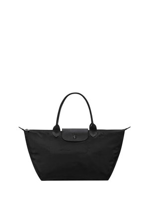Schwarze Tote-Tasche mit Ledergriffen, einer vorderen Klappe mit Knopf und einem Reißverschluss oben, vor weißem Hintergrund gezeigt.