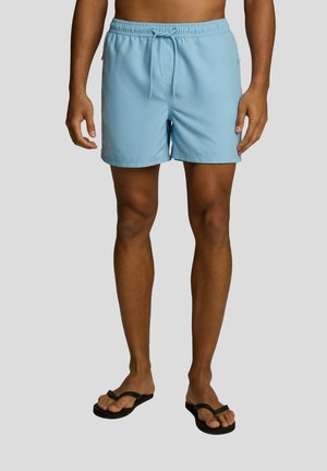 Jasnoniebieskie kąpielówki wykonane z materiału szybkoschnącego, z elastycznym paskiem w talii i sznurkiem do regulacji oraz prostą, gładką fakturą.