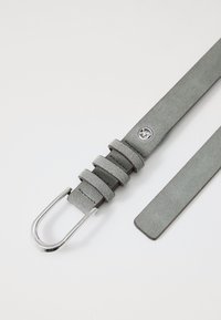 Ceinture en suède gris avec une boucle en métal argenté, dotée de plusieurs fines anses en cuir. Texture lisse avec un design épuré et sans embellissements.