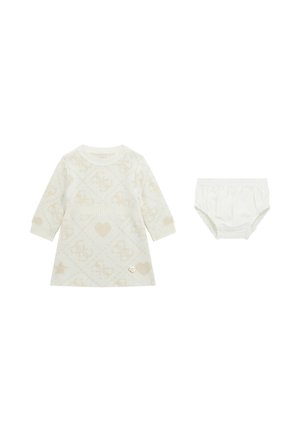 Abito bianco lavorato a maglia con maniche lunghe, caratterizzato da un sottile motivo di cuori e stelle, abbinato a pantaloni corti bianchi coordinati.